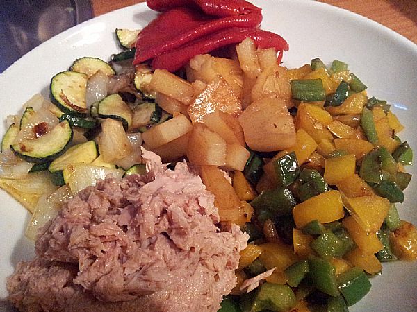 Testeninska solata z ananasom